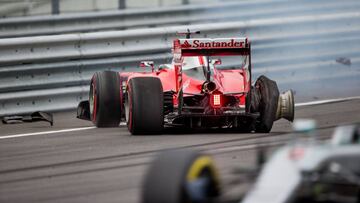 Vettel con su neumático destrozado en Austria