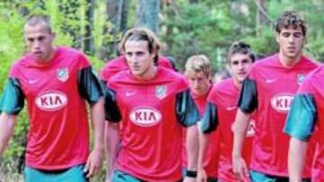 <b>PRETEMPORADA. </b>Heitinga, Forlán, Keko, Koke, Domínguez y Juanito caminan por el monte en Los Ángeles de San Rafael.