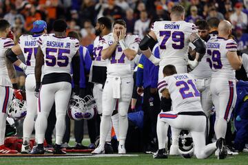 Damar Hamlin, safety de los Buffalo Bills, recuperó los latidos del corazón en el campo tras sufrir un paro cardiaco durante el juego contra los Bengals la noche del lunes y actualmente se encuentra en estado crítico en un hospital de Cincinnati