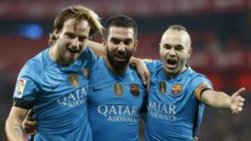 Arda, con Rakitic e Iniesta.