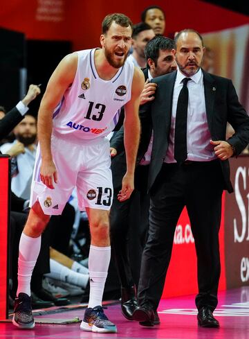 Sergio Rodríguez, base del Madrid, y su entrenador, Chus Mateo, durante las semifinales de la Final Four ante el Barcelona.