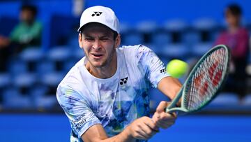 El tenista polaco Hubert Hurkacz devuelve una bola durante su partido ante Zhizhen Zhang en el Torneo de Tokio.