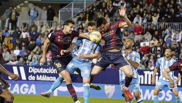 En la imagen se ve que Muñoz da el balón con la mano. Penalti.
