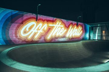 Otra de las estrellas, más allá del skatepark en el patio, es el bowl que se ha construido en la azotea del edificio, con un mural increíble de la marca, una iluminación que le da un toque espectacular y la guinda del pastel: vistas a la ciudad. 