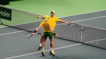 Matthew Ebden y Jordan Thompson celebran el triunfo de Australia en la Copa Davis.