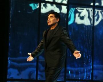 Actuaci¨®n de Maradona en el teatro San Carlo de N¨¢poles.
