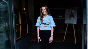 Caroline Weir posa con la camiseta de Zidane en el estreno del documental Galáctica.