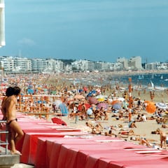 Reservan un hotel a 100 metros de la playa y se dan cuenta del truco tras media hora andando: “Tienes que bajar todo eso”