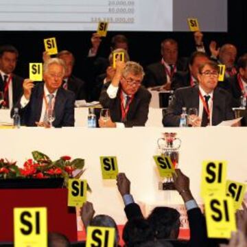 AHORA, MENOS UNANIMIDAD. Imagen de una votación en la Asamblea General de la Federación Española de Fútbol de este año con Villar en el centro.