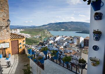 Municipio perteneciente a las Sierras Subbéticas, al sur de la provincia, en límite con la provincia de Granada y Málaga. El pueblo, situado sobre un cerro que domina el gran embalse de Iznájar sobre el Genil, es un núcleo apiñado de calles estrechas, sinuosas y en cuesta con casas blancas.