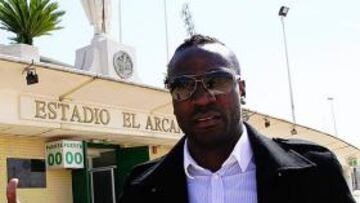 <b>SATISFECHO. </b>Lauren, en la puerta del estadio de su nuevo equipo en España, el Córdoba.