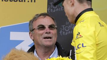 Bernard Hinault y Chris Froome, durante la ceremonia del podio en el Tour de Francia 2016.