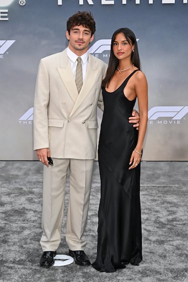 Charles Leclerc y Alexandra Saint Mleux posan en la alfombra roja del preestreno de 'F1: La película' celebrado en la ciudad de Nueva York.