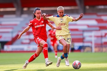 Natalia Colin (L) of Toluca fights for the ball with Miah Zuazua of America during the 9th round match between Toluca and America as part of the Torneo Clausura 2024 Liga MX Femenil at Nemesio Diez Stadium on March 04, 2024 in Toluca, Estado de Mexico, Mexico.