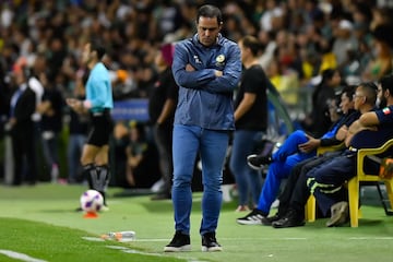    Andre Soares Jardine head coach of America during the 11th round match between Leon and America as part of the Liga BBVA MX, Torneo Apertura 2024 at Nou Camp  Stadium on October 05, 2024 in Leon, Guanajuato, Mexico.