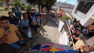 POV desde el casco de Tomas Slavik en el downhill urbano de Manizales (Colombia), descenso urbano en MTB.