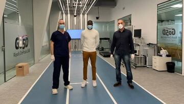 Nuke Mfulu, flanqueado por los doctores Pedro Ripoll (i) y César Quesada.