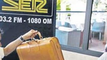 <b>BUEN HUMOR. </b>Jonás y Pereyra encajaron muy bien la broma que les gastó ayer la Cadena Ser sobre el posible incentivo culé.