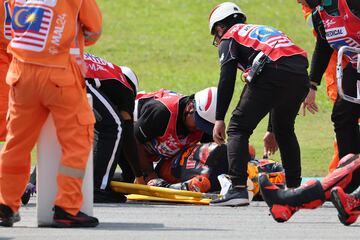 El equipo médico atiende a Jack Miller tras la caída del piloto australiano.