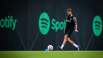 Iñigo Martínez entrenándose con el Barcelona