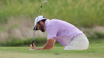 MEMPHIS, TENNESSEE - AUGUST 15: Scottie Scheffler of the United States reacts after a shot from a bunker on the 13th hole during the first round of the FedEx St. Jude Championship at TPC Southwind on August 15, 2024 in Memphis, Tennessee. Andy Lyons/Getty Images/AFP (Photo by ANDY LYONS / GETTY IMAGES NORTH AMERICA / Getty Images via AFP)