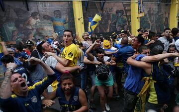 Aficionados de Boca celebrando el gol de Benedetto.