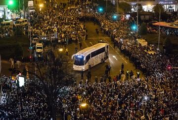 La afición blanca se congregó en los aledaños del estadio para esperar la llegada del autobús del equipo. El ambiente resultó espectacular.