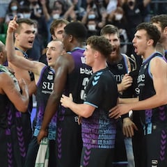 Hakanson sentencia un partido de los de antes en Miribilla