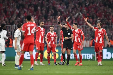 El mediocentro francés comete una falta y se lleva el balón para demorar el saque. El árbitro Slavko Vincic le muestra la seg8unda cartulina amarilla y posteriormente la roja.