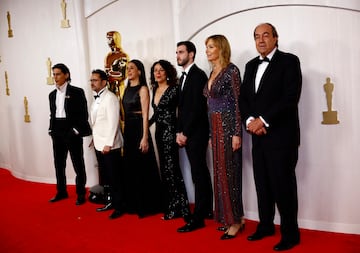 Juan Antonio Bayona y el equipo de La sociedad de la nieve posan en la alfombra roja.