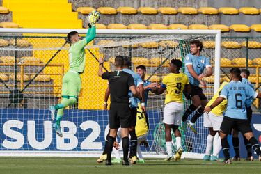 Randall y Luciano Rodríguez mantienen con vida a una Uruguay que quiere el Sudamericano