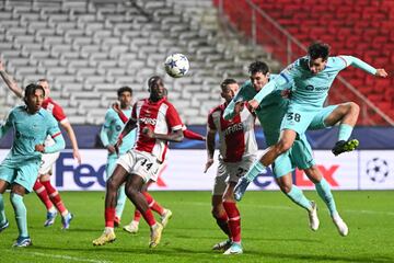 2-2. Saque de falta al primer palo y Marc Guiu remata de cabeza y bate a Jean Butez. El VAR, tras revisar la jugada por posible fuera de juego de Ferran Torres, hizo el valido el tanto del canterano culé.