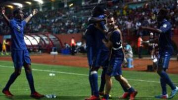 Francia brilla, elimina al anfitrión y se la jugará contra Uzbekistán