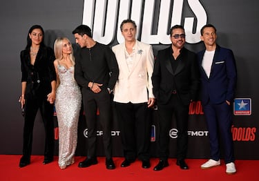 Desirée Popper, Ana Mena, Óscar Casas, Claudio Santamaria, Enrique Arce y Mat Whitecross durante el estreno de la película 'Ídolos'.