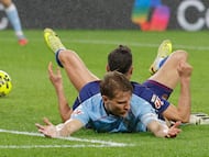 El delantero polaco del FC Barcelona, Robert Lewandowski y el defensa sueco del Celta, Carl Starfelt, durante el encuentro correspondiente a la jornada 12 de Laliga EA Sports disputado en el estadio de Balaidos, en Vigo.