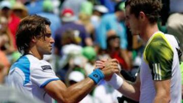 David Ferrer felicita al brit&aacute;nico Andy Murray tras perder la final del Masters 1000 de Miami. 