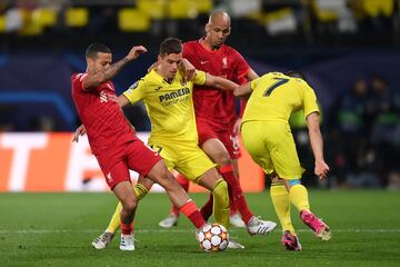 Giovani Lo Celso entre Thiago Alcántara y Fabinho.