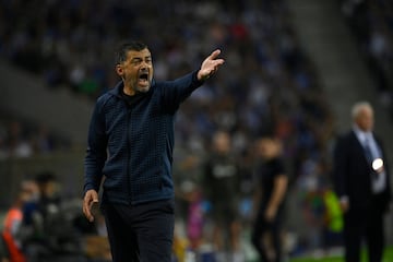 Sérgio Conceição, entrenador del Oporto, gesticula airadamente durante el partido.