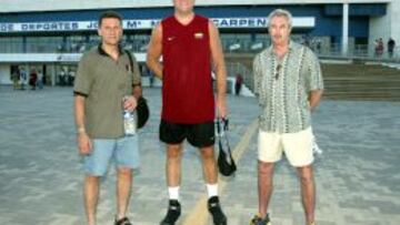 Homicius, Sabonis y Sergu&eacute;i Belov, delante del Pabell&oacute;n Mart&iacute;n Carpena, de M&aacute;laga, en julio de 2002.