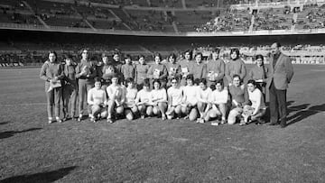 Jugadoras en el primer partido femenino del Camp Nou en 1970.