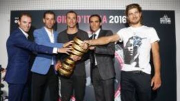 Alejandro Valverde, Vincenzo Nibali, Ivan Basso, Alberto Contador y Peter Sagan posan con el trofeo del Giro de Italia.