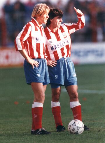 Bernd Schuster y Futre con la camiseta del Atlético de Madrid.