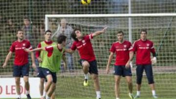TENSIÓN. Beñat disputa un balón aéreo con Herrera en el entrenamiento de ayer en Lezama.