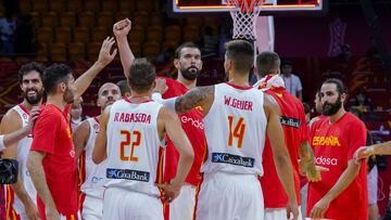 Espa&ntilde;a, con Marc Gasol en el centro, celebra la victoria ante T&uacute;nez en el debut del Mundial.