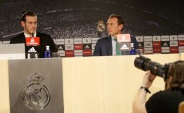 Gareth Bale estuvo acompañado en la rueda de prensa por Emilio Butrageño.