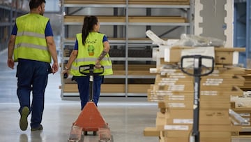 Trabajadores de Ikea el día de la inauguración de un centro logístico de Ikea, en San Sebastián de los Reyes, a 26 de junio de 2023, en Madrid (España). Este nuevo centro logístico, que da cobertura a las tiendas de Goya (Madrid), Las Rozas y Torrejón de Ardoz, cuenta con una inversión de casi 20 millones de euros y va a dar lugar a un espacio de 10.000 metros cuadrados en el que trabajarán hasta 150 personas, con la creación de 50 nuevos empleos. La creación de este centro logístico es una iniciativa integrada dentro de una de las cuatro líneas de acción del Plan de Transformación Logística de la multinacional sueca, consistente en la creación de nuevos centros logísticos, como los que hay en Illescas y en Antequera.
26 JUNIO 2023;SUECO;IKEA;MARCA;HOGAR;COMPLEMENTOS
Jesús Hellín   / Europa Press
26/06/2023