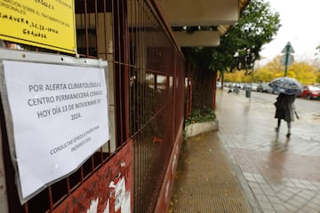 Cartel en un centro educativo de Granada informando que permanecerá cerrado debido a la alerta climatológica.