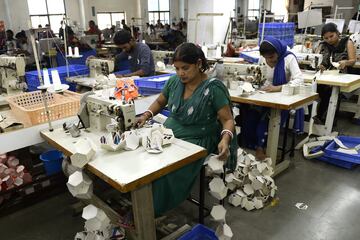 Así se fabrican los balones y las botas de fútbol en India