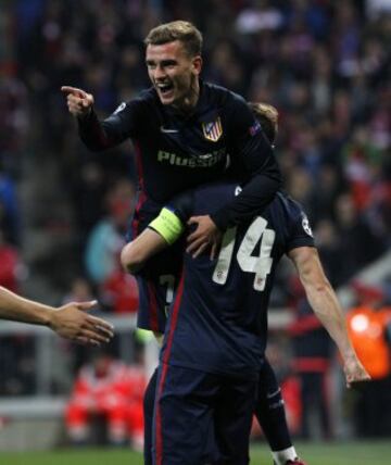 Griezmann celebra el 1-1 con Gabi. 