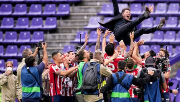 VALLADOLID, SPAIN - MAY 22: Diego Pablo Simeone, head coach  of Atletico de Madrid is thrown by the air after winning LaLiga title at the end of the La Liga Santander match between Real Valladolid CF and Atletico de Madrid at Estadio Municipal Jose Zorrilla on May 22, 2021 in Valladolid, Spain. Sporting stadiums around Spain remain under strict restrictions due to the Coronavirus Pandemic as Government social distancing laws prohibit fans inside venues resulting in games being played behind closed doors (Photo by Pedro Salado/Quality Sport Images/Getty Images)
MANTEO ALEGRIA CELEBRACION CAMPEONES LIGA 2021
PUBLICADA 29/05/21 NA MA12 4COL